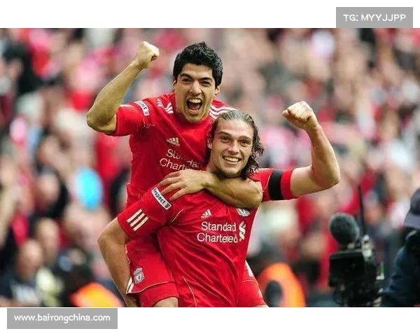 从英雄到争议焦点揭秘苏亚雷斯屡遭非议背后的心理动因