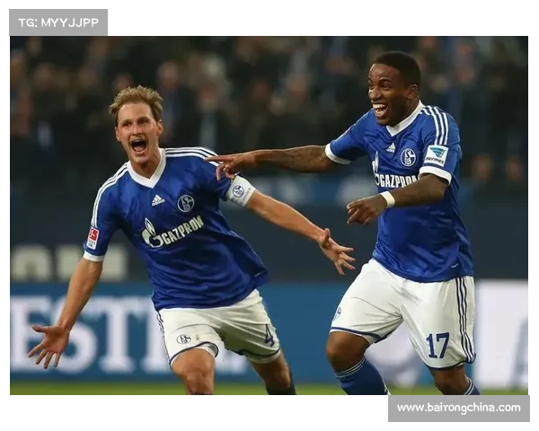 法尔范在沙尔克04的战术角色解析及其对球队攻防体系的影响